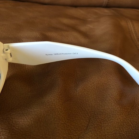 Mint condition Sunglass - Picture 6 of 6